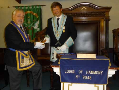 WBro Tempest presented the Travelling Gavel to the incoming WM, WBro Graham Hawker