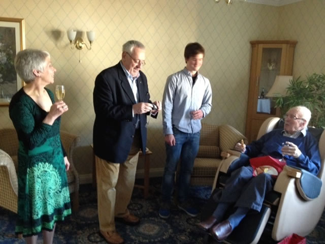 WBro David Tempest (centre) helping RWBro Peter Palmer and family members celebrate his 102nd birthday